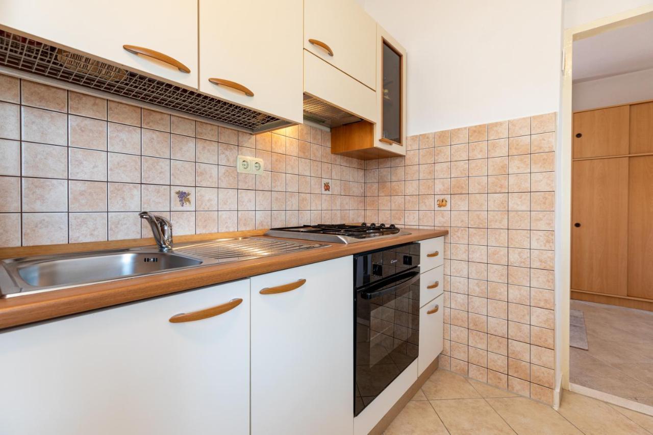 Cozy 1-Bedroom Apartment Near The Center Of Trogir Ngoại thất bức ảnh