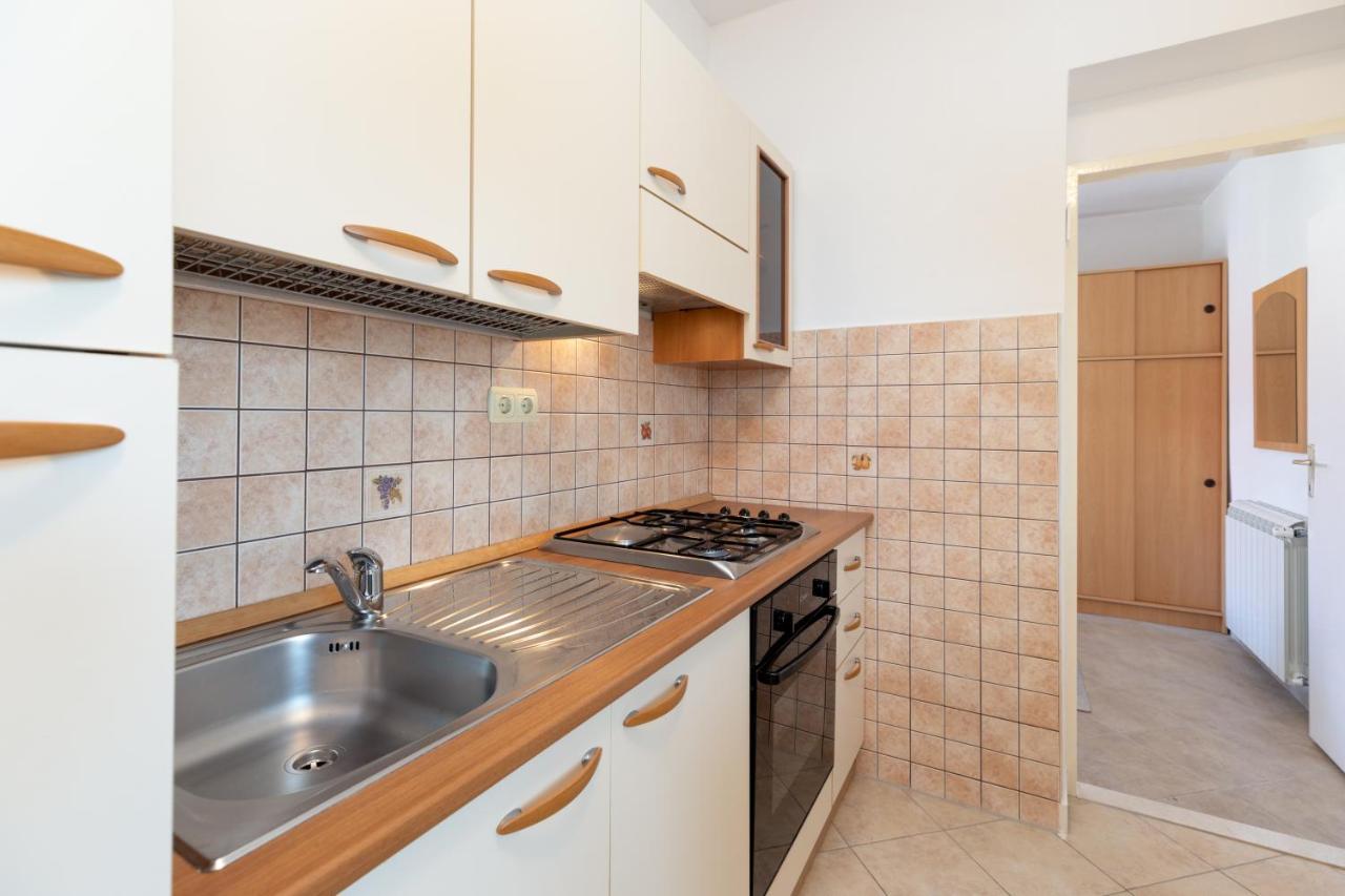Cozy 1-Bedroom Apartment Near The Center Of Trogir Ngoại thất bức ảnh