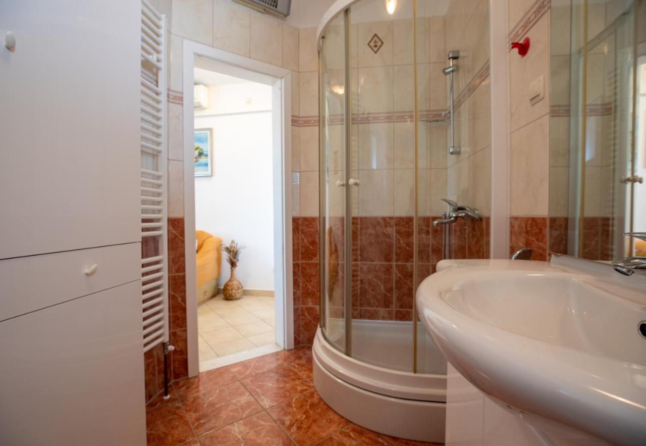 Cozy 1-Bedroom Apartment Near The Center Of Trogir Ngoại thất bức ảnh